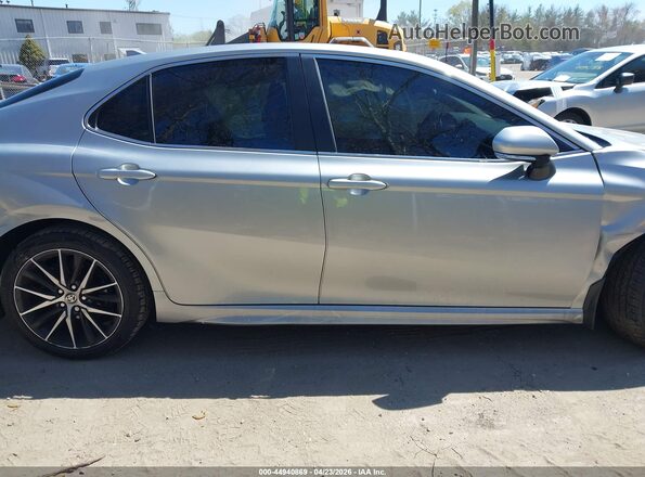4T1G11BK8NU072589 2022 TOYOTA CAMRY Silver Widok wnętrza 360 stopni