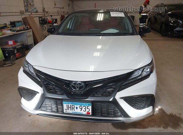 4T1K61BK9NU072032 2022 TOYOTA CAMRY Red Widok wnętrza z tyłu