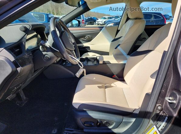 58ADZ1B17RU178274 2024 LEXUS ES Gray Widok wnętrza z przodu