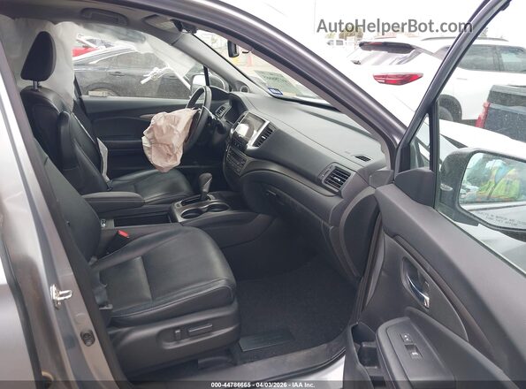 5FPYK3F6XKB033870 2019 HONDA RIDGELINE Silver Front interior view