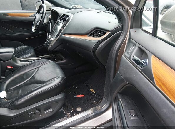 5LMCJ2C91KUL07732 2019 LINCOLN MKC Gold Widok wnętrza z przodu