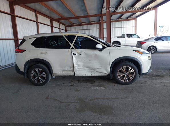5N1AT3BA7MC800717 2021 NISSAN ROGUE White Widok wnętrza z tyłu