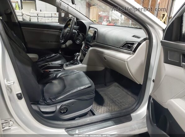 5NPD74LF0HH208124 2017 HYUNDAI ELANTRA Silver Front interior view