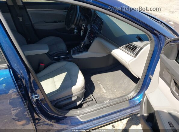 5NPD84LF6HH119803 2017 HYUNDAI ELANTRA Синий Вид салона спереди