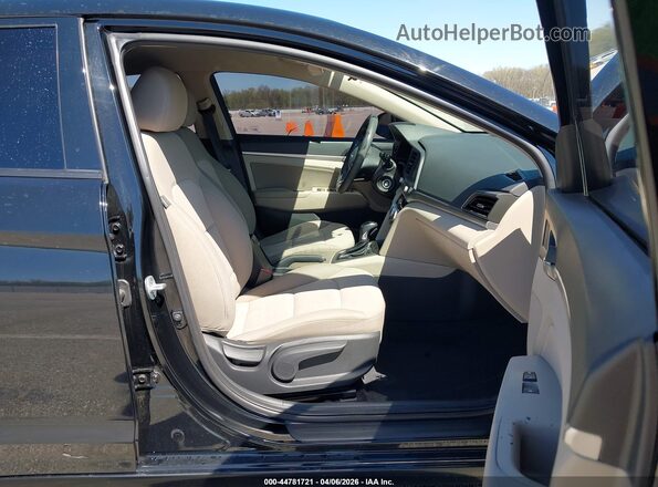 5NPD84LF7KH478522 2019 HYUNDAI ELANTRA Черный Вид салона спереди