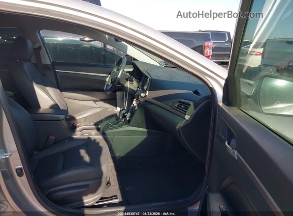 5NPD84LF7LH585443 2020 HYUNDAI ELANTRA Серебряный Вид салона спереди