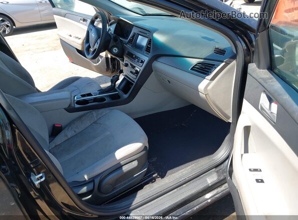 5NPE24AF5HH536418 2017 HYUNDAI SONATA Черный Вид салона спереди
