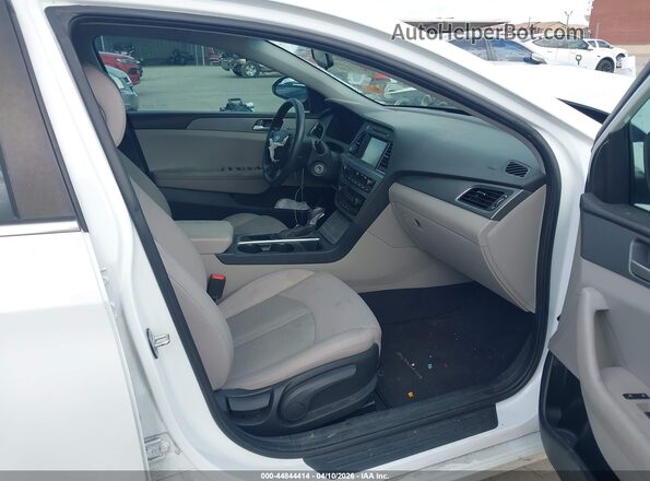 5NPE24AF9HH560348 2017 HYUNDAI SONATA White Вид салону спереду