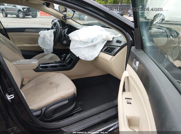 5NPE34AF2HH577358 2017 HYUNDAI SONATA Черный Вид салона спереди