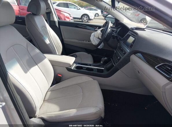 5NPE34AF7HH520671 2017 HYUNDAI SONATA Silver Front interior view