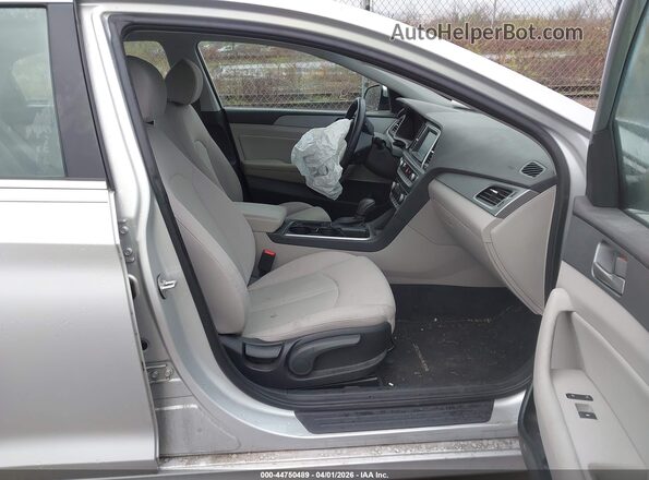 5NPE34AFXJH665872 2018 HYUNDAI SONATA Серебряный Вид салона спереди