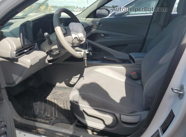5NPLL4AG3NH057360 2022 HYUNDAI ELANTRA Белый Вид салона спереди