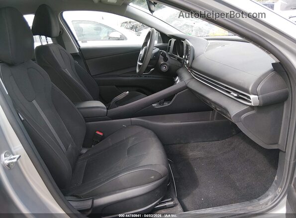 5NPLL4AGXMH013886 2021 HYUNDAI ELANTRA Серебряный Вид салона спереди