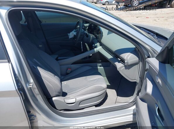 5NPLS4AG7PH090948 2023 HYUNDAI ELANTRA Silver Սալոնի դիմացի տեսք