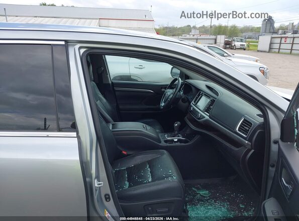 5TDDZRFH0JS876865 2018 TOYOTA LIMITED Silver Front interior view