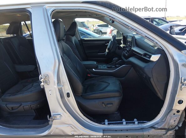 5TDHZRAH4MS514535 2021 TOYOTA LE Silver Вид салону спереду