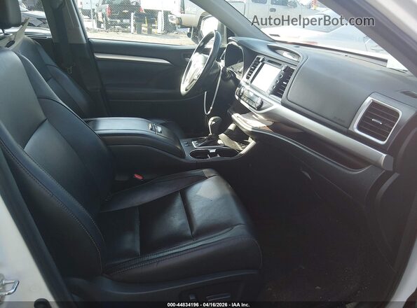 5TDJZRFH1HS450499 2017 TOYOTA LE White Front interior view