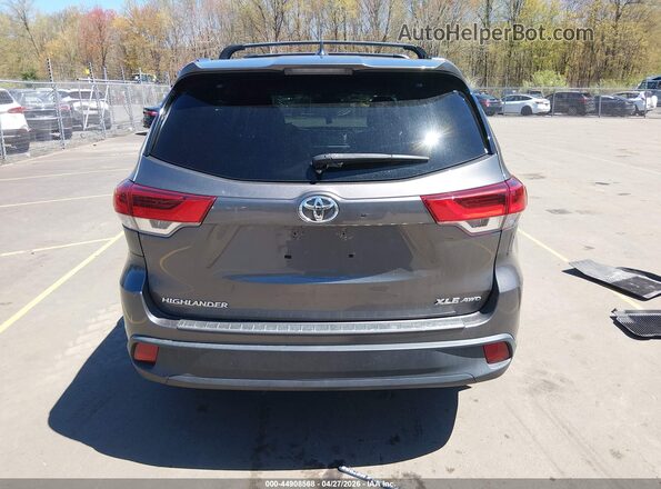 5TDJZRFH9JS486897 2018 TOYOTA LE Gray 