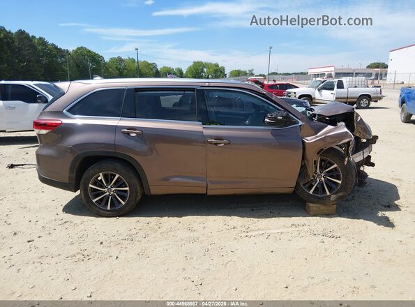 5TDKZRFH1JS247509 2018 TOYOTA LE Brown Սալոնի հետևի տեսք
