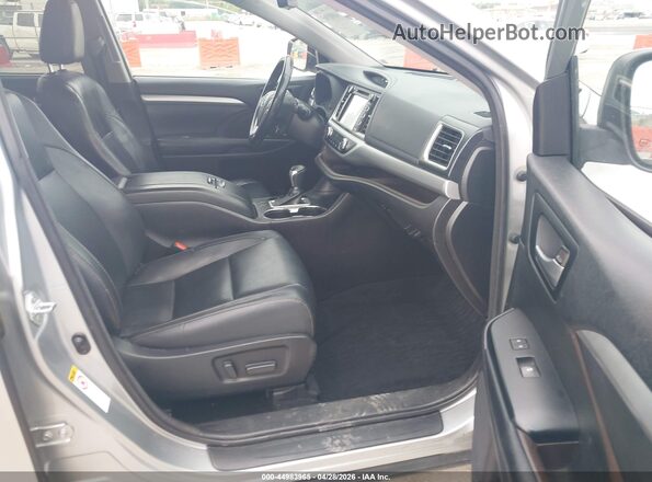 5TDKZRFH8JS534376 2018 TOYOTA LE Silver Front interior view