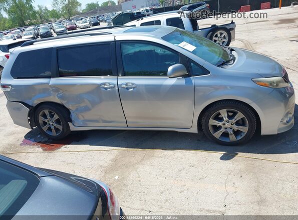 5TDXK3DC9GS749935 2016 TOYOTA SIENNA Silver Vista interior trasera