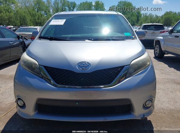 5TDXK3DC9GS749935 2016 TOYOTA SIENNA Silver Vista del cuadro de instrumentos