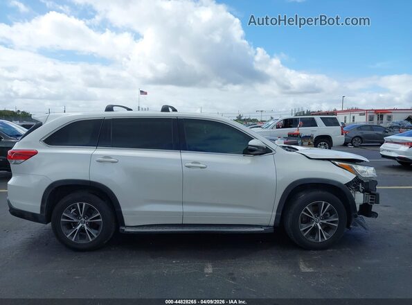 5TDZARFH2JS037085 2018 TOYOTA LE White Widok wnętrza 360 stopni