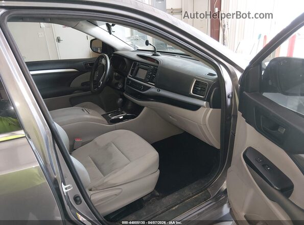 5TDZZRFH0JS263960 2018 TOYOTA LE Gray Вид салону спереду
