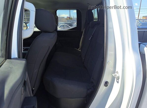 5TFKB5GD3RX002547 2024 TOYOTA TUNDRA White Widok wnętrza z tyłu