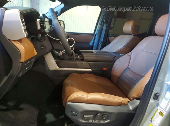 5TFMC5DBXTX114729 2026 TOYOTA TUNDRA Silver წინა სალონის ხედი