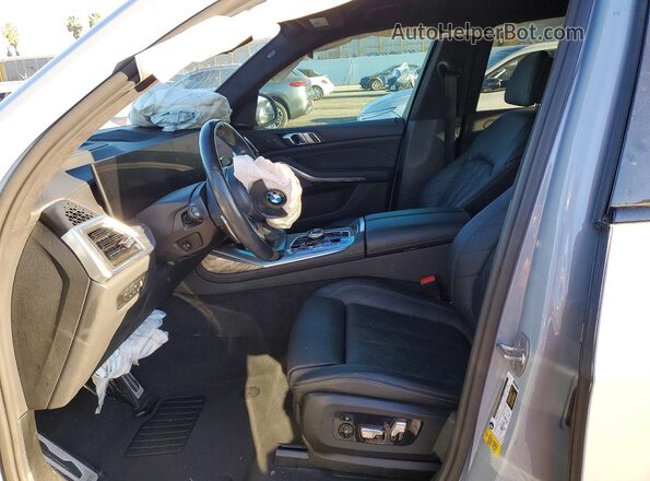 5UX23EM00P9N52688 2023 BMW X7 Серый Вид салона спереди