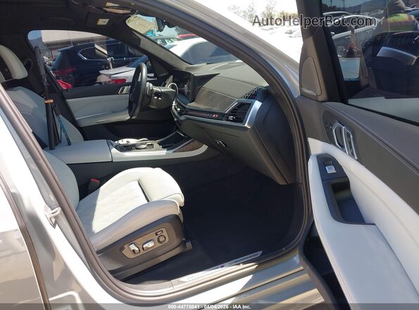 5UX23EM01P9N85182 2023 BMW X7 Gray წინა სალონის ხედი