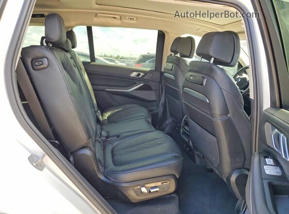 5UX23EM02S9X95637 2025 BMW X7 White Սալոնի հետևի տեսք