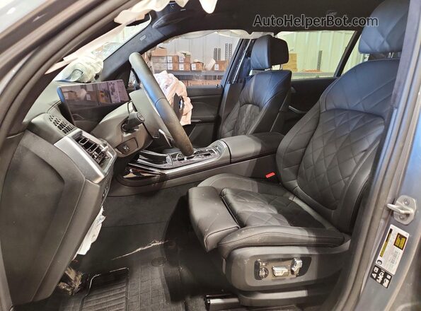 5UX23EM02S9Z45441 2025 BMW X7 Gray Front interior view