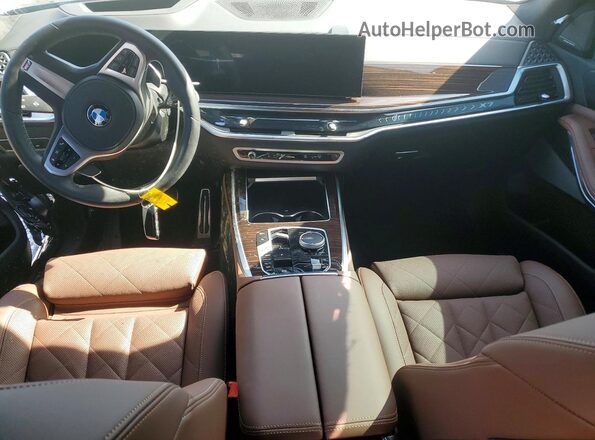 5UX23EM02T9025908 2026 BMW X7 Черный Вид панели приборов