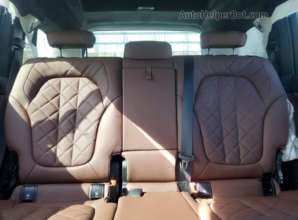 5UX23EM02T9025908 2026 BMW X7 Черный Вид задних сидений