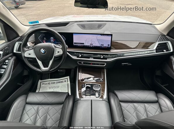 5UX23EM03R9U24321 2024 BMW X7 Белый Вид спереди