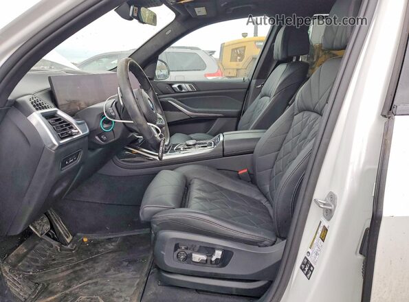 5UX23EM03S9W48193 2025 BMW X7 White Vista interior delantera