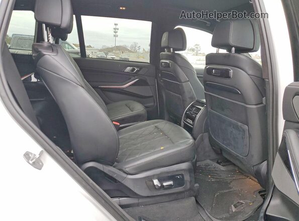 5UX23EM03S9W48193 2025 BMW X7 White Vista interior trasera