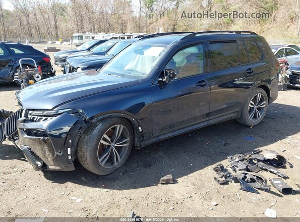 5UX23EM03S9W96700 2025 BMW X7 Black Vista tres cuartos delantera izquierda
