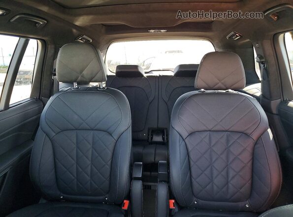 5UX23EM04P9N84656 2023 BMW X7 Gray Rear seats view