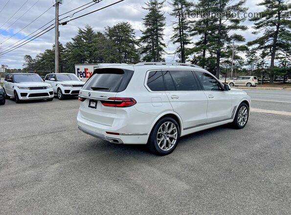 5UX23EM06P9R65571 2023 BMW X7 White Front right
