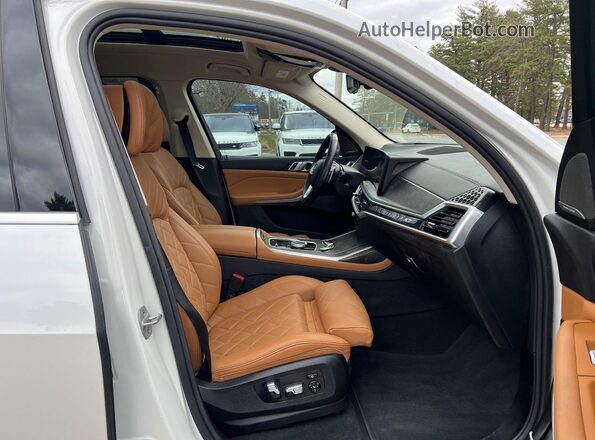 5UX23EM06P9R65571 2023 BMW X7 White Front view