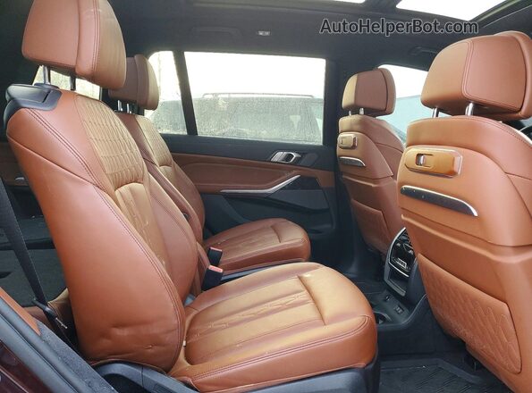 5UX23EM06P9R80586 2023 BMW X7 Maroon უკანა სალონის ხედი