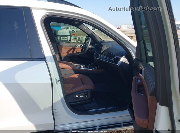 5UX23EM07S9W44955 2025 BMW X7 White Вид салону спереду