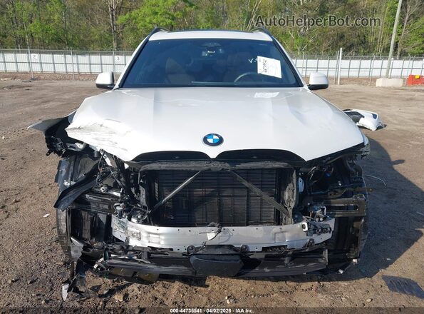 5UX23EM07S9W44955 2025 BMW X7 White Вид задньої частини салону