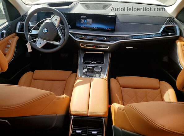 5UX23EM07T9160561 2026 BMW X7 White Вид панелі приладів