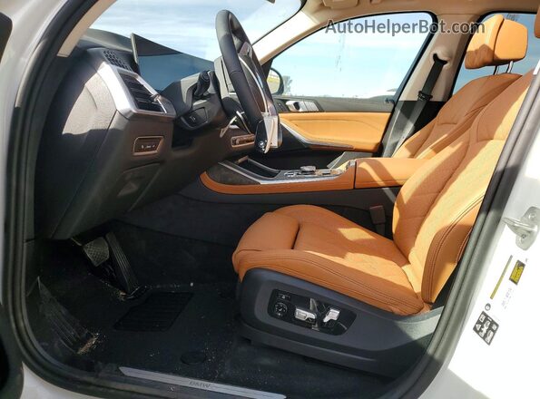 5UX23EM07T9160561 2026 BMW X7 White Вид салону спереду