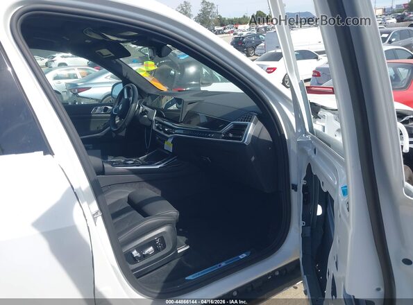 5UX23EM08T9092089 2026 BMW X7 White Widok wnętrza z przodu