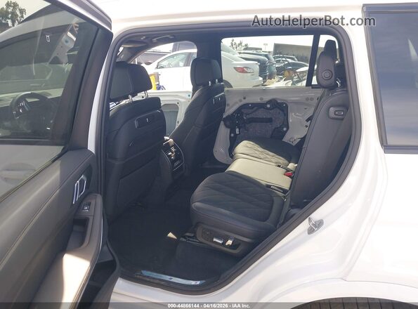 5UX23EM08T9092089 2026 BMW X7 White Widok naklejki z numerem VIN